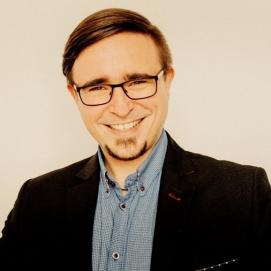 Fotografia eksperta prowadzącego konsultacje 