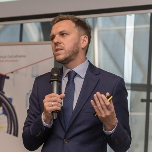 Fotografia eksperta prowadzącego konsultacje 