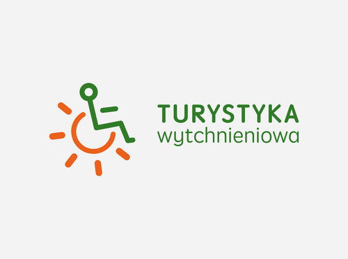 Logotyp projektu "Urlop od opieki. Model turystyki wytchnieniowej" Z lewej strony piktogram przedstawiający osobę siedzącą na wózku, który przypomina świecące na pomarańczowo słońce. Z prawej strony zielony napis Turystyka wytchnieniowa.