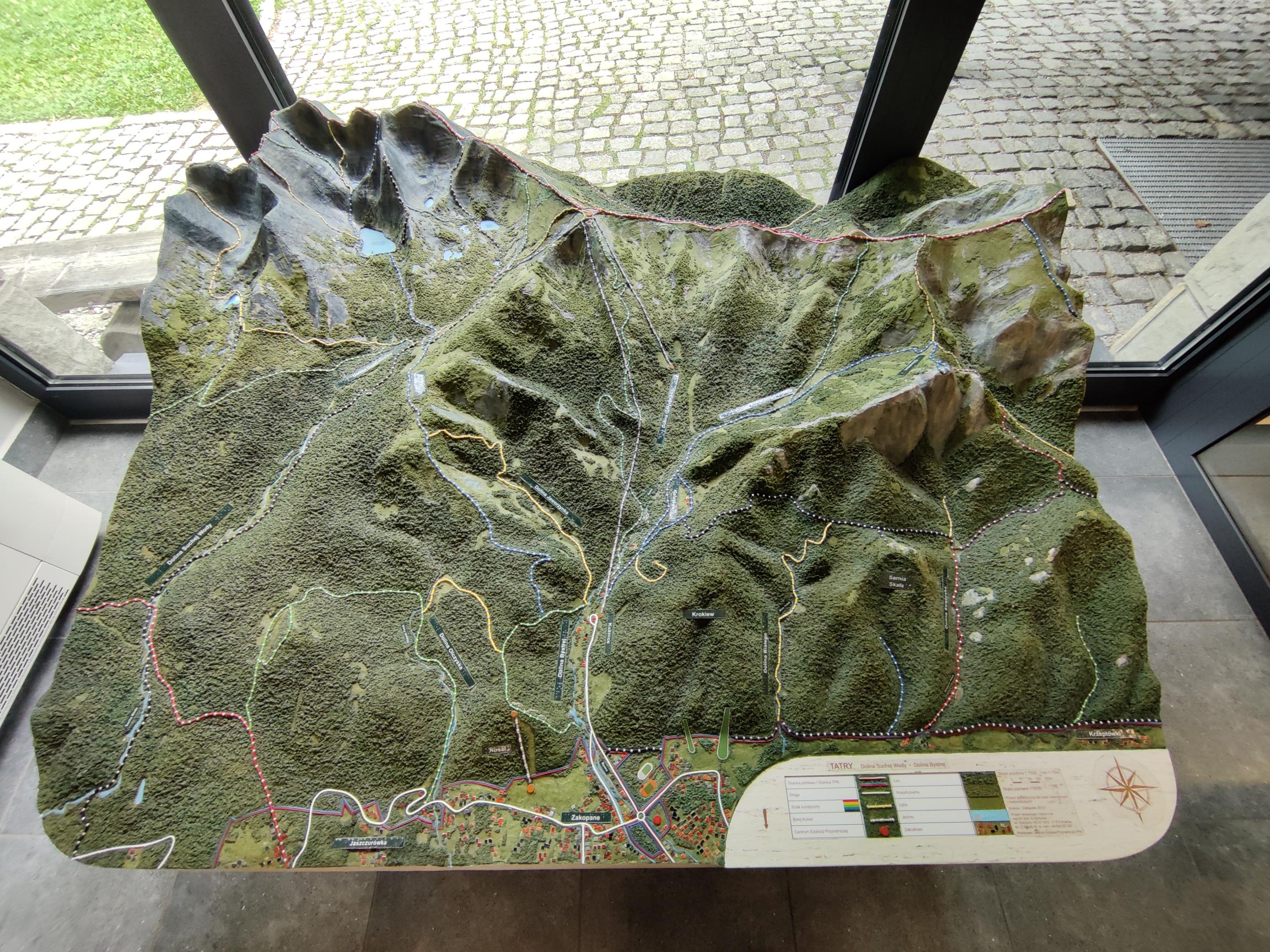 Makieta dolin w Tatrach Makieta przedstawiająca Dolinę Suchej Wody i Dolinę Bystrej w Tatrach.