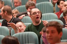 Pokaż zdjęcie: Bawiący się ludzie podczas koncertu 