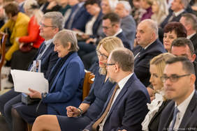 Pokaż zdjęcie: Ludzie siedzący na widowni