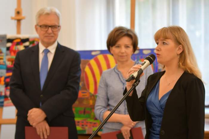 Pokaż zdjęcie: Kobieta śpiewa do mikrofonu