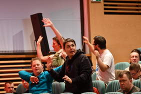 Pokaż zdjęcie: Cieszący się ludzie podczas koncertu