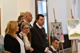 Pokaż zdjęcie: Grupa osób, gości patrzących na prowadzących 