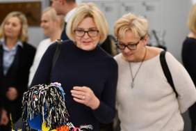 Pokaż zdjęcie: dwie kobiety ogladaja prace przedstawiająca maskę afrykańską