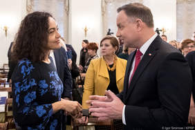 Pokaż zdjęcie: Mężczyzna rozmawia z kobietą