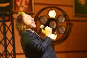 Pokaż zdjęcie: Mężczyzna śpiewający do mikrofonu 