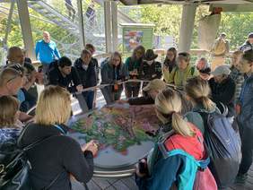 Pokaż zdjęcie: Grupa osób oglądających tyflomapę Niemiec