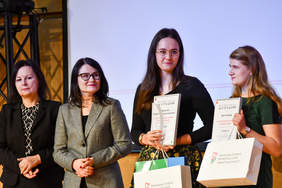 Pokaż zdjęcie: Cztery osoby z nagrodami