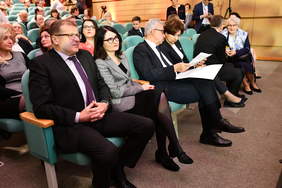 Pokaż zdjęcie: Siedzący ludzie w pierwszym rzędzie 