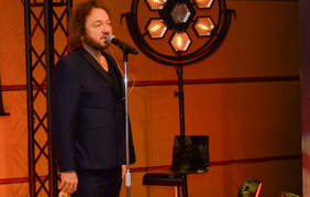 Pokaż zdjęcie: Mężczyzna w garniturze, scena w nastrojowej tonacji. 