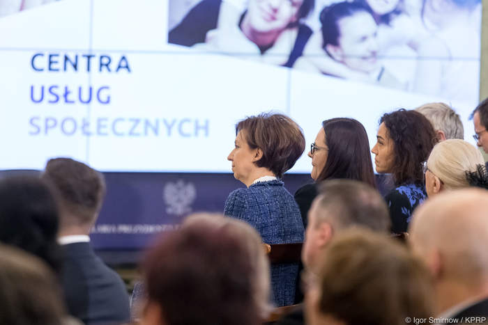 Pokaż zdjęcie: Ludzie siedzący w rzędzie