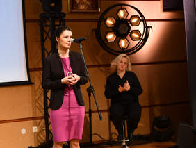 Pokaż zdjęcie: Kobieta przemawia do mikrofonu