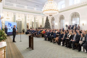 Pokaż zdjęcie: Mężczyzna mówi do mikforonu