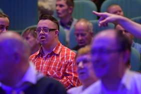 Pokaż zdjęcie: Ludzie siedzący w sali 