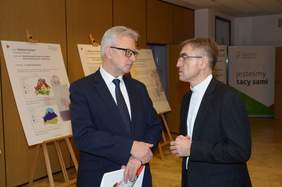 Pokaż zdjęcie: Rozmawia dwóch mężczyzn