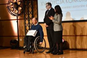 Pokaż zdjęcie: Mężczyzna na wózku odbiera nagrodę 