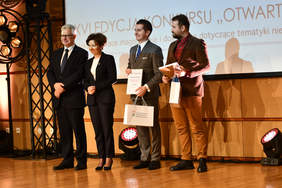 Pokaż zdjęcie: Osoby stojące na cenie